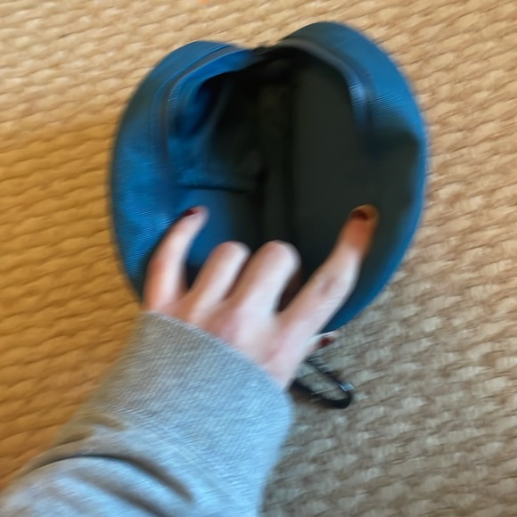 Beats headphone case (DOES NOT INCLUDE THE HEADPHONES) - Picture 4 of 5